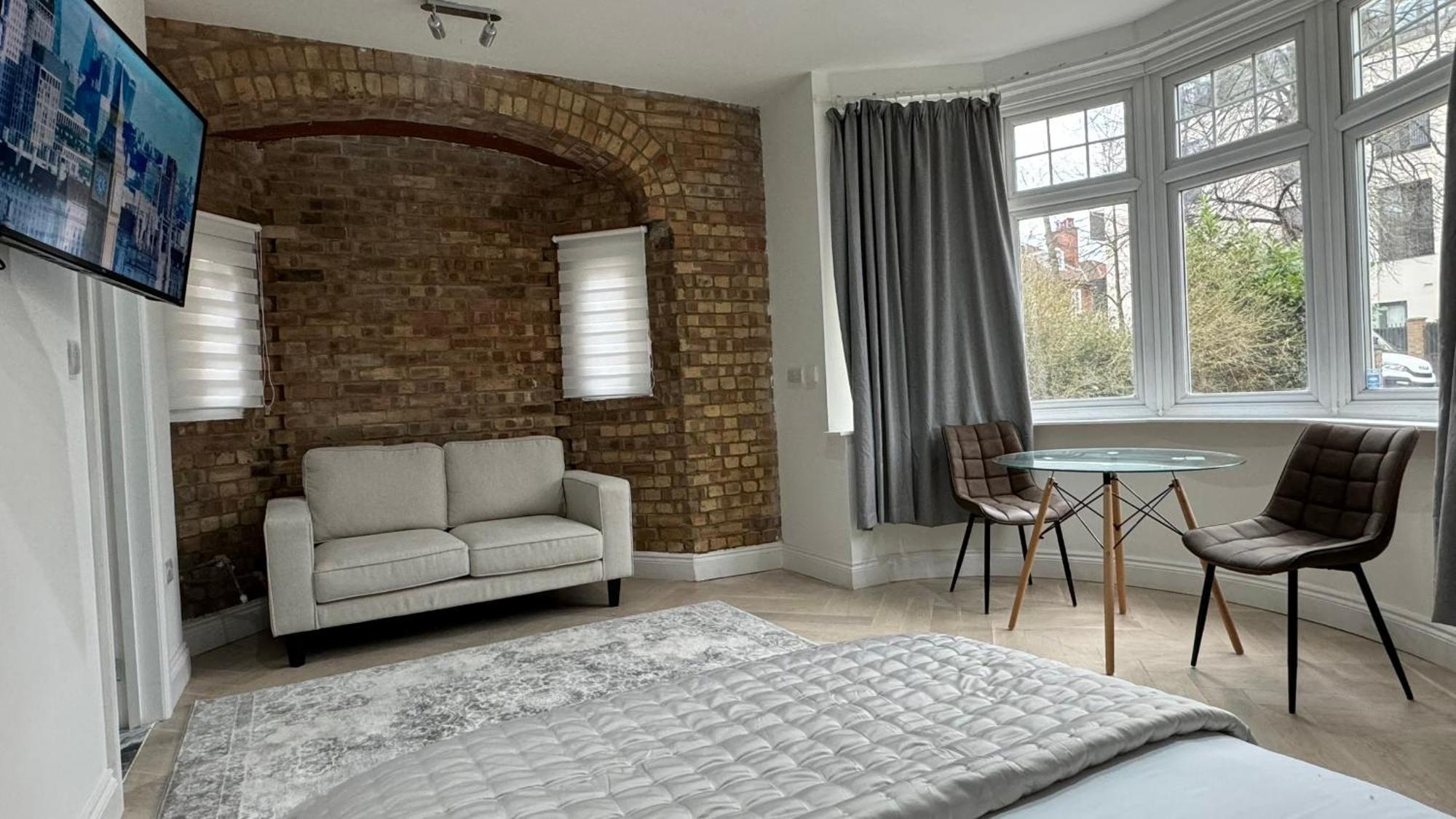 London Studios And Suites ハーロウ エクステリア 写真