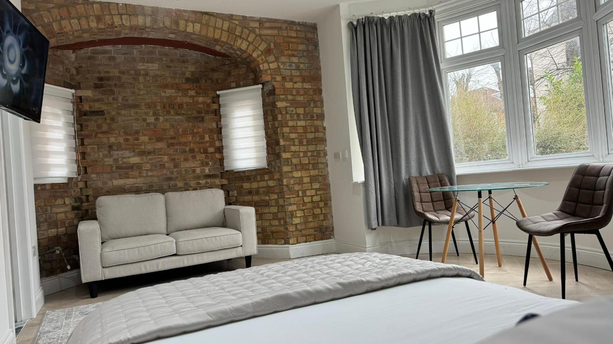 London Studios And Suites ハーロウ エクステリア 写真
