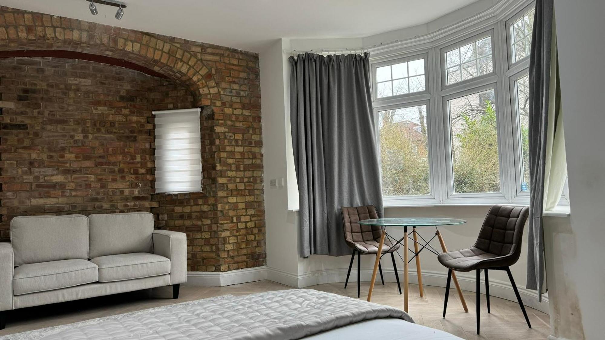 London Studios And Suites ハーロウ エクステリア 写真