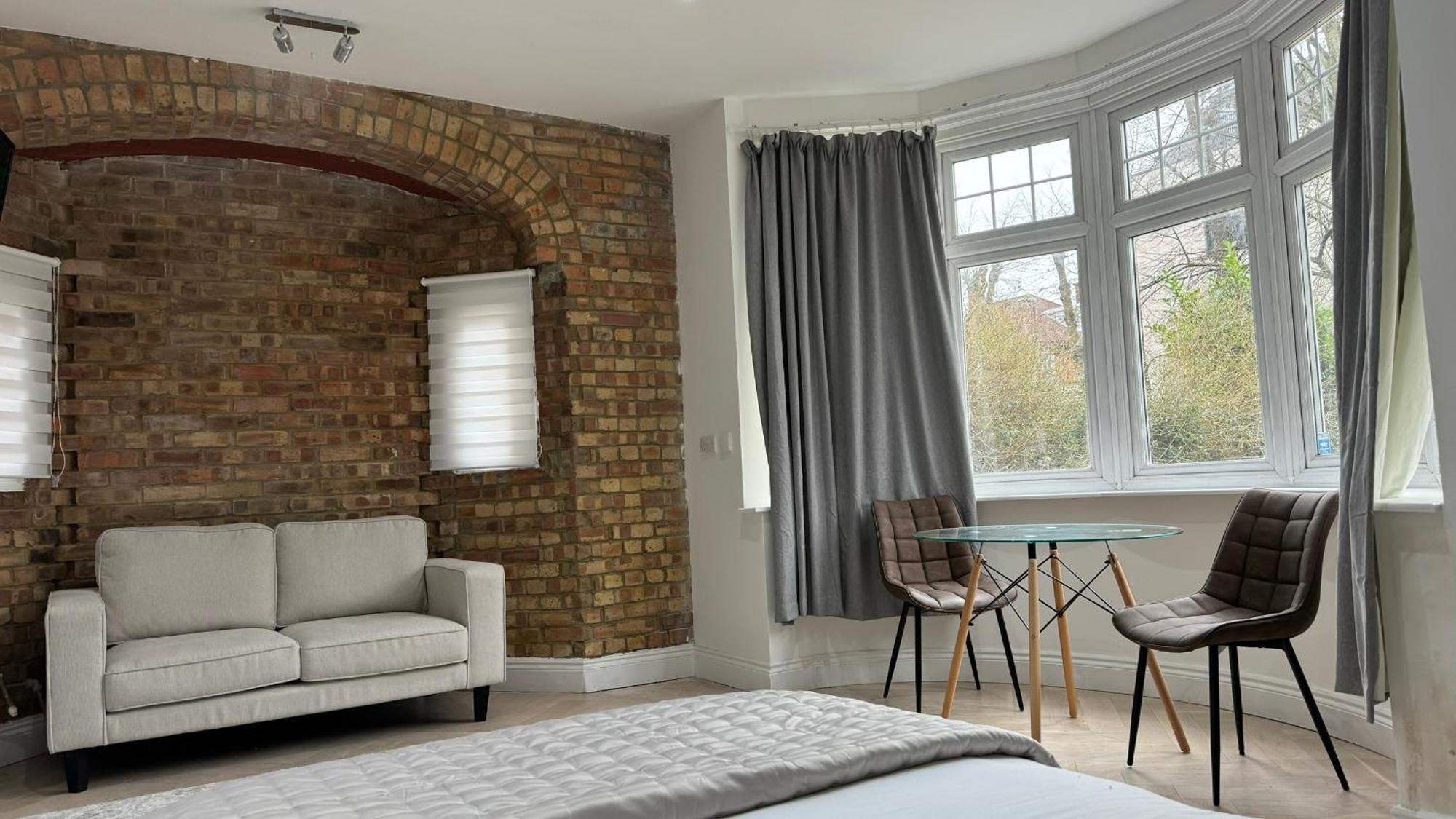 London Studios And Suites ハーロウ エクステリア 写真