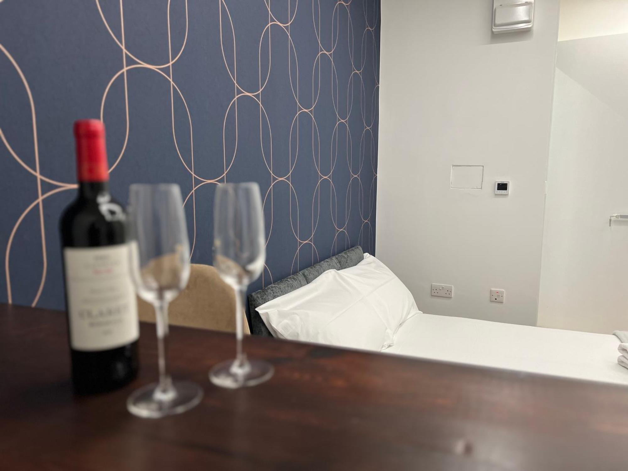 London Studios And Suites ハーロウ エクステリア 写真